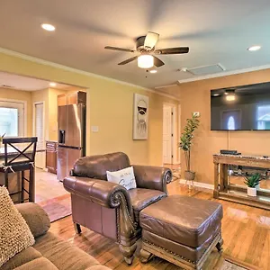 Updated Hideaway With Luxury Backyard! Holiday home